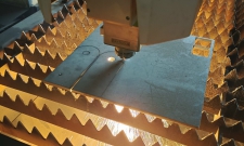 Gia công cơ khí cắt sắt bằng máy CNC laser 